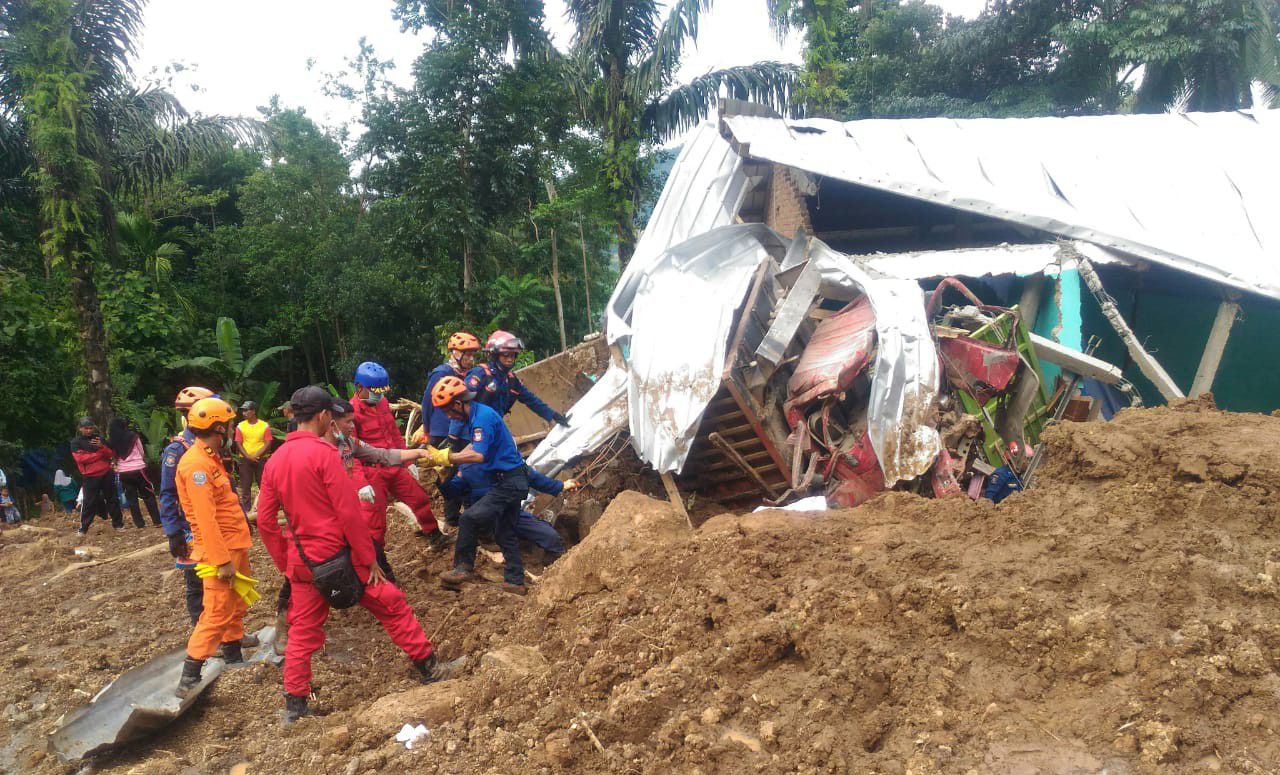 Manggala-Agni-KLHK-Peduli-Banjir-dan-Tanah-Longsor-doc.KemenKLHK-ivoox.id_