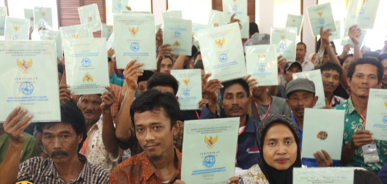 Masyarakat-Pandeglang-Bahagia-Menerima-Tanah-dan-Sertipikat-dari-Pemerintah-doc.KemenATRBPN-ivoox.id_