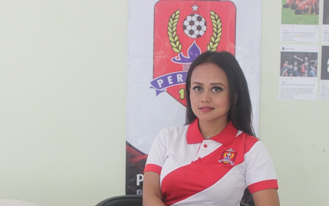 Presiden Klub Persijap Jepara Esti Puji Lestari