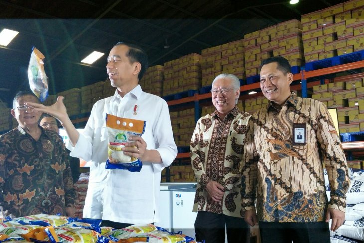 jokowi gudang bulog