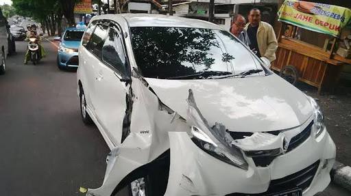 mobil kecelakaan