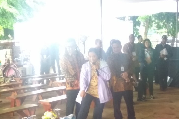 rini pamer sepatu