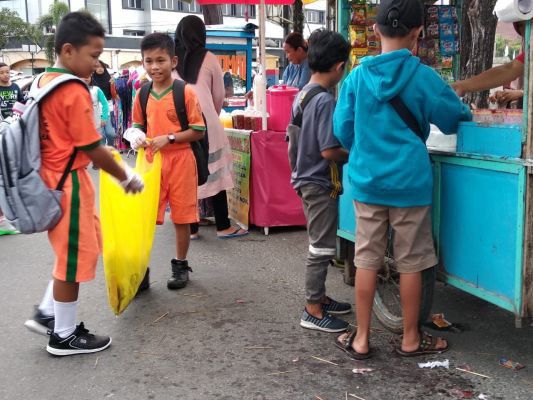 Hari-Perduli-Sampah-Siswa-dan-Masyarakat-Punguti-Sampah-doc.-HPSN-ivoox.id_