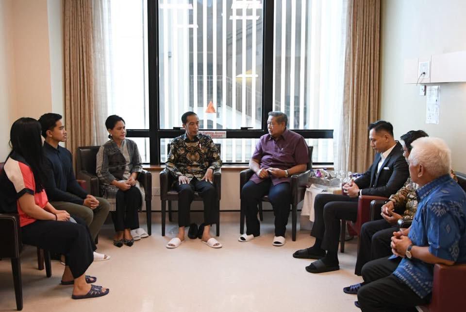 Jenguk-Ibu-Ani-Yudhoyono-di-Singapura-Presiden-dan-Ibu-Iriana-Beri-Semangat-untuk-Sembuh-doc.-Sekpres-ivoox.id_