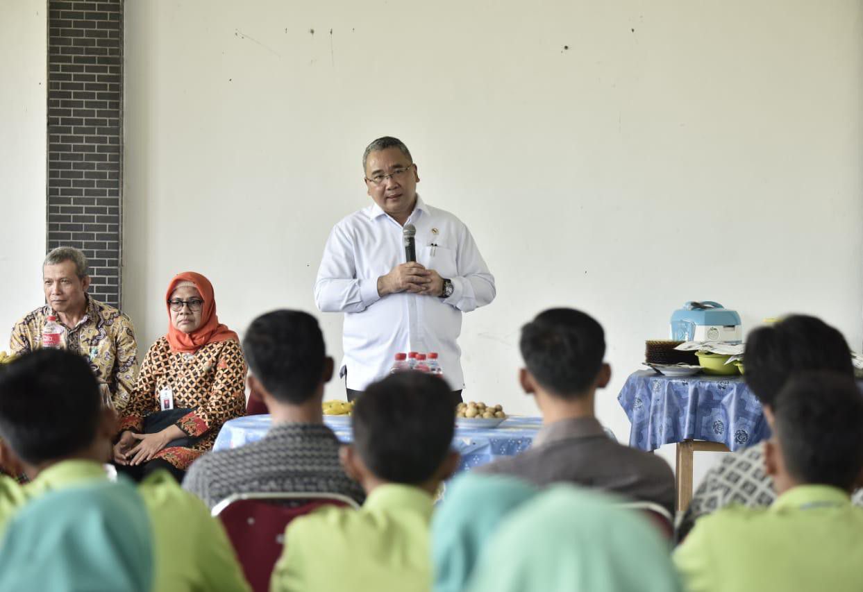 Mendes-Eko-Saya-Bangga-dengan-Akademi-Peradaban-Desa-Hermen-Malik-doc.Mendes-ivoox.id_