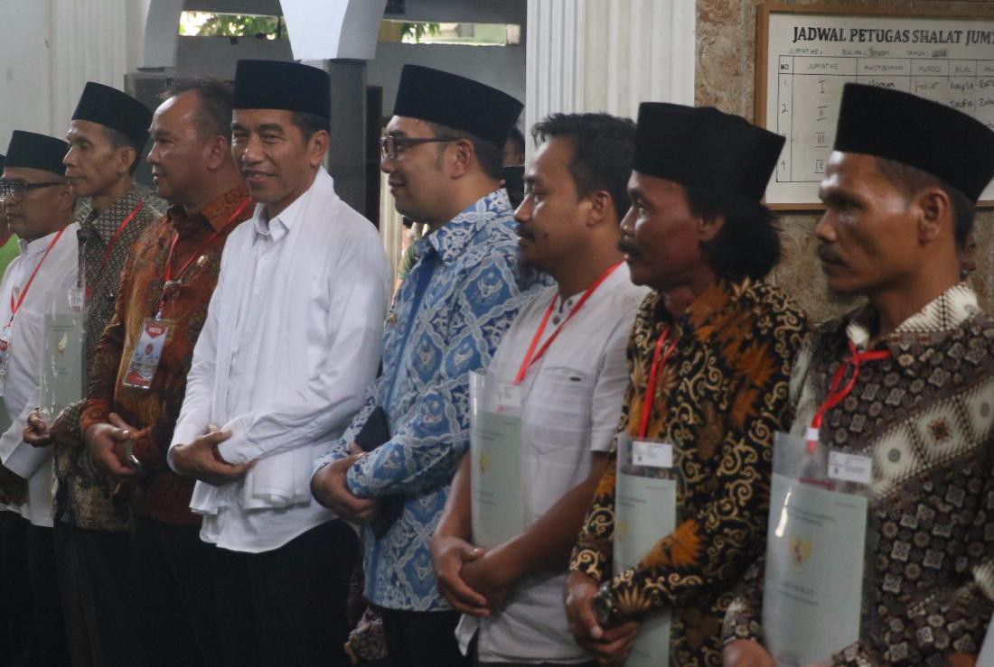 Nazir-di-Cianjur-Sukabumi-dan-Bandung-Barat-Dapat-Sertipikat-Wakaf-doc.Sertipikat-ivoox.id_