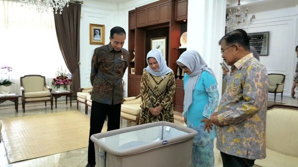 Presiden-Jokowi-Tengok-Cucu-Wapres-Jusuf-Kalla-doc.Jokowi-ivoox.id_