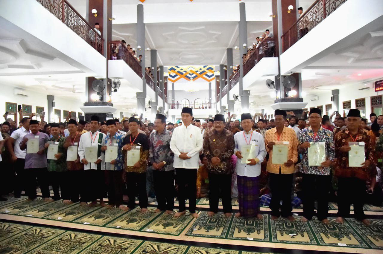 Presiden-Serahkan-253-Sertifikat-Wakaf-di-Ngawi-doc.sertifikat-ivoox.id_