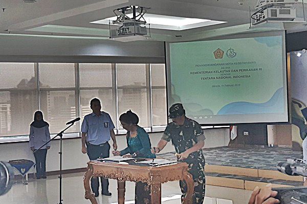 Susi-Pudjiastuti-dan-TNI-Menandatangani-Nota-Kesepahaman-MoU-doc.NotaKesepahaman-ivoox.id_