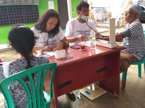 Alumni-Trisakti-Pendukung-Jokowi-Gelar-Bakti-Sosial-doc.AlumniTrisakti-ivoox.id_