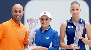 Ashleigh Barty (tengah)