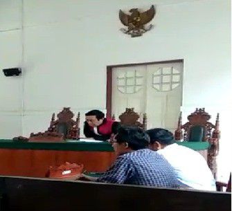 Hakim-PN-Makassar-Tolak-Gugatan-Praperadilan-Penangkapan-Kayu-Merbau-di-Makassar-doc.MenLHK-ivoox.id_