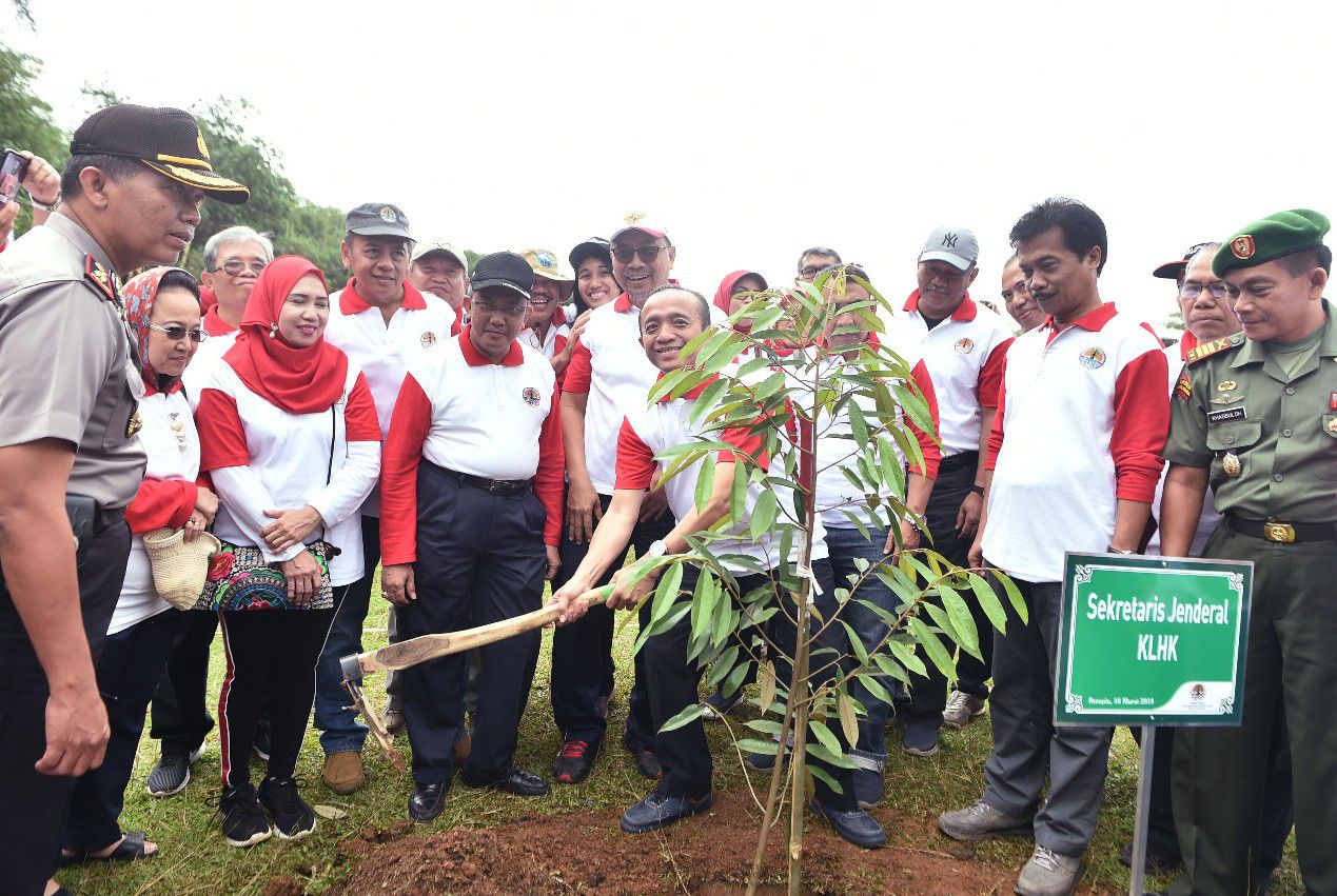 Menanam-Doa-dan-Harapan-Melalui-Tanam-Pohon-di-Hari-Bhakti-Rimbawan-doc.MenLHK-ivoox.id_