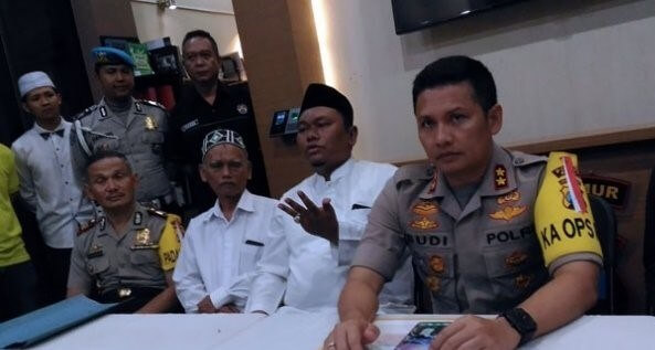 Pengasuh-Pondok-Pesantren-Miftahul-Falahil-MubtadiinKH-Ramli-Soleh-Syaifuddin-memberikan-penjelasan-didampingi-Kapolres-Batu-AKBP-Budi-Hermanto-Sik-MSi-tentang-fatwa-kiamat.-TIMES-Indonesia