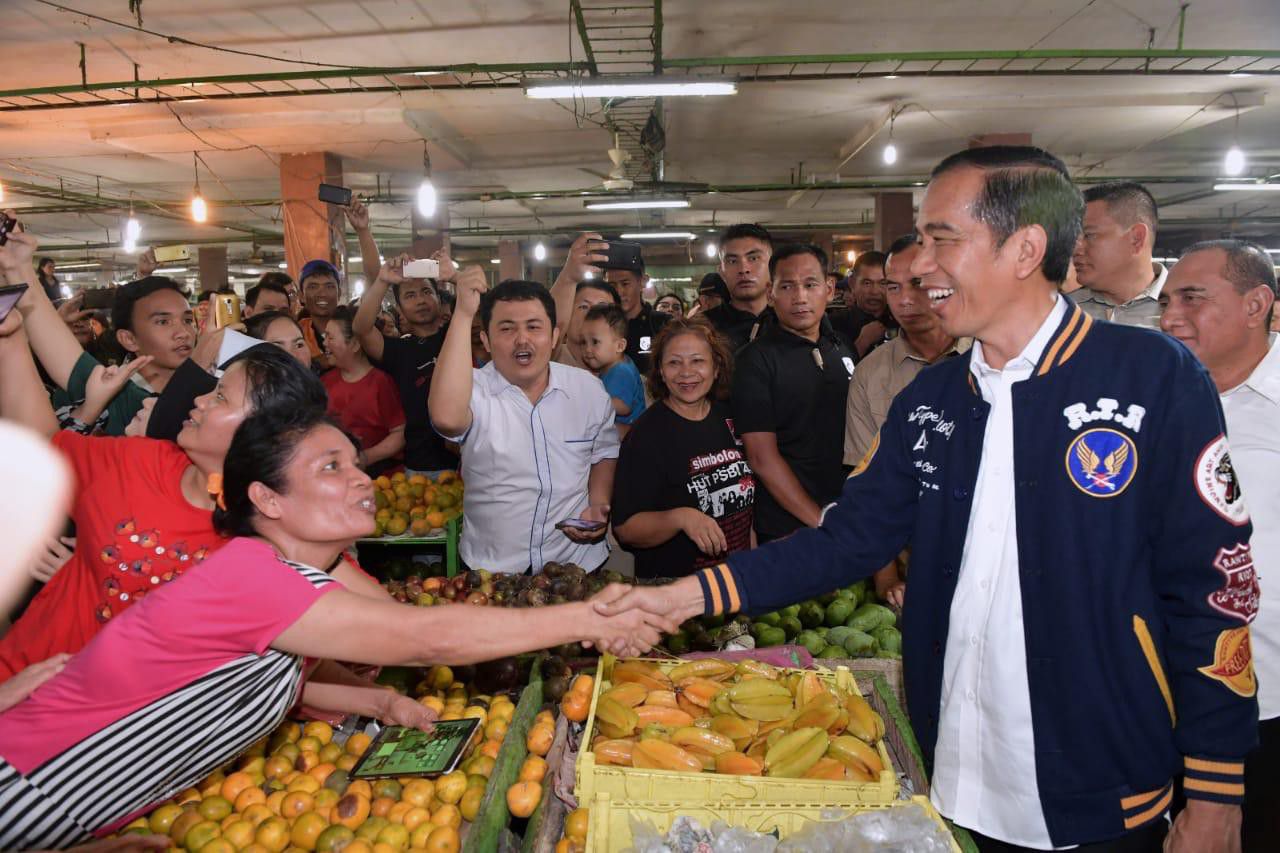 Presiden-Blusukan-ke-Pasar-Petisah-Beli-Teri-Medan-doc.Sekpres-ivoox.id_