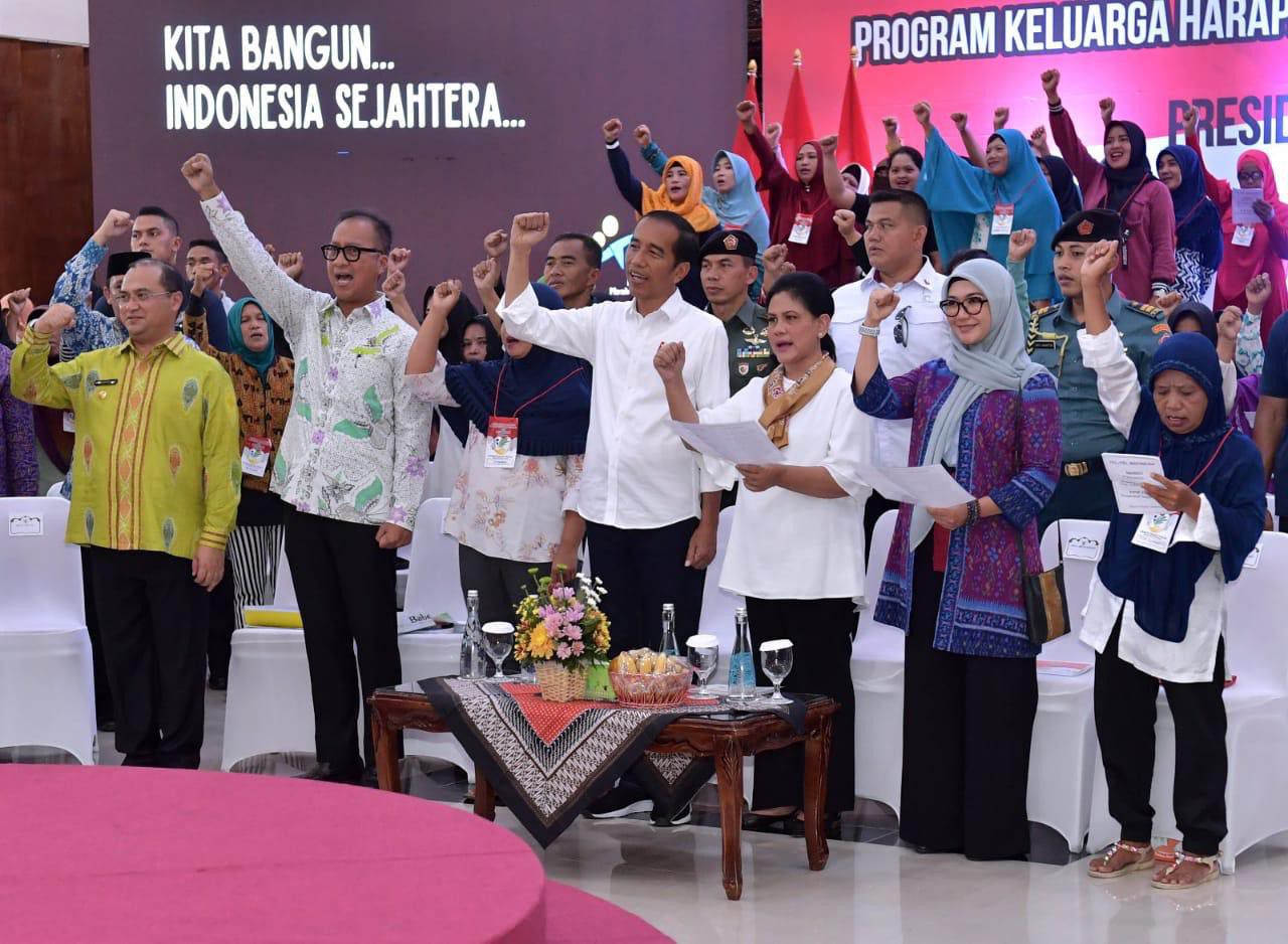 Presiden-Jokowi-Salurkan-Bantuan-PKH-di-Pangkalpinang-doc.Jokowi-ivoox.id_
