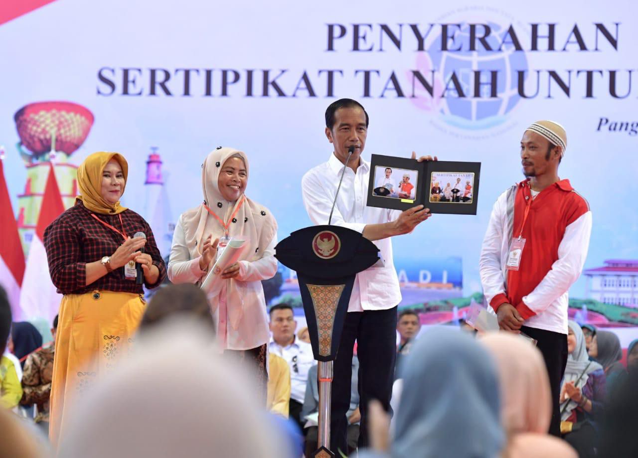 Presiden-Serahkan-2.081-Sertifikat-Hak-Atas-Tanah-untuk-Rakyat-di-Bangka-doc.Jokowi-ivoox.id_