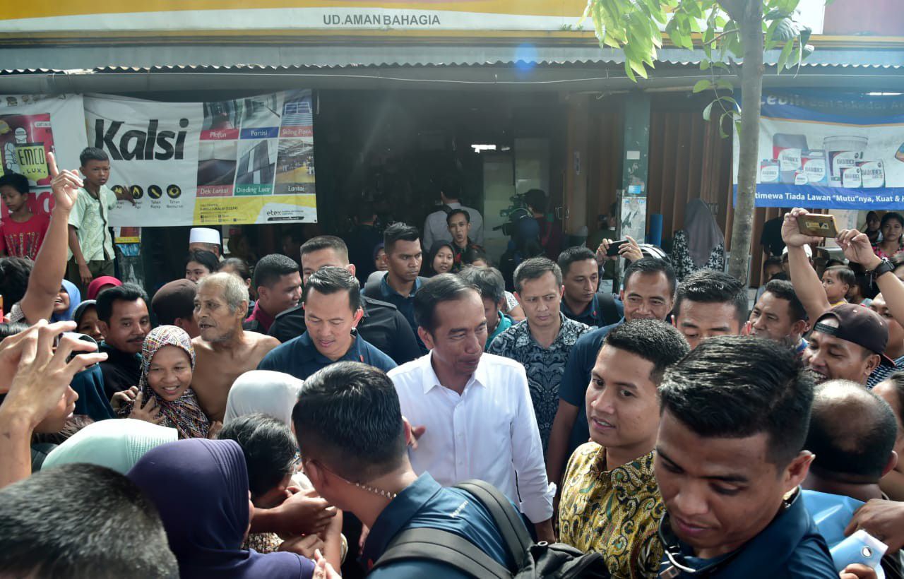 Presiden-Singgah-di-Toko-Bahan-Bangunan-Cek-Pasokan-Semen-di-Lombok-doc.Jokowi-ivoox.id_