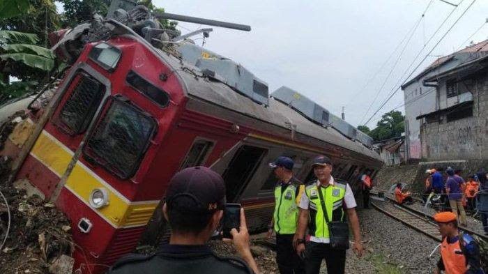 Proses-Evakuasi-Kereta-Anjlok-Menhub-Harap-Jam-10.00-Pagi-Ini-KLR-Bisa-Beroperasi-2-Jalur-doc.Menhub-ivoox.id_