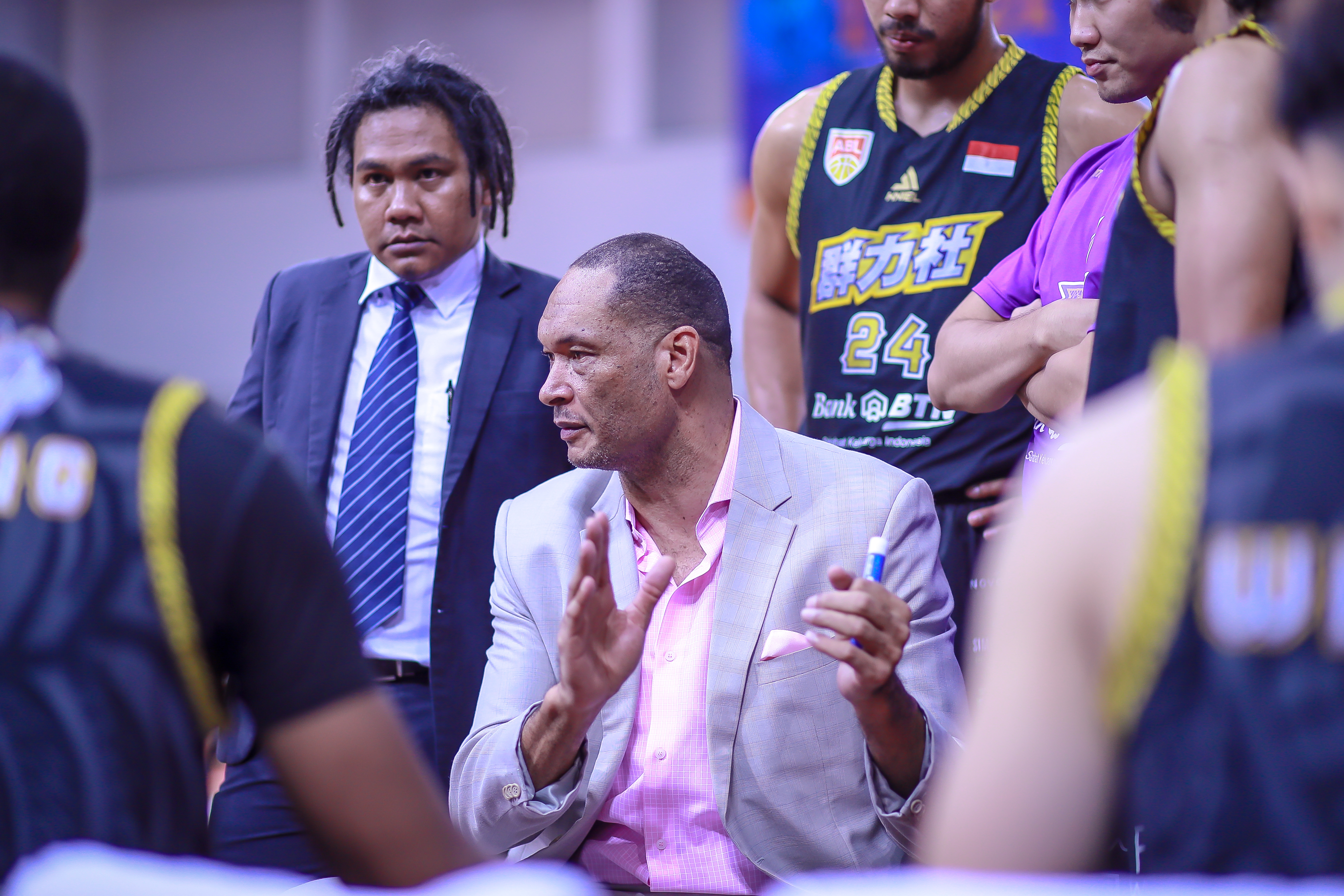 coach brian rowsom saat memberikan instruksi kepada para pemain BTN CLS knights Indonesia