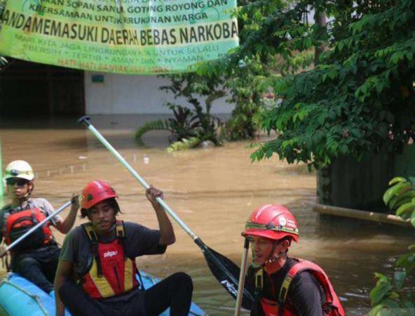 Akibat-Banjir-Sebagian-Warga-Cililitan-Mengungsi-di-Jalan-doc.mengungsi-ivoox.id_