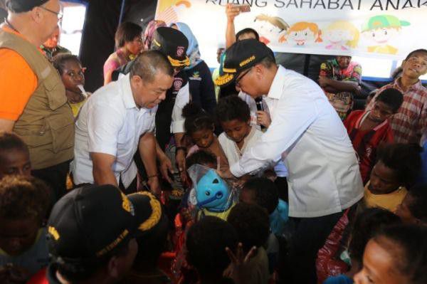 Anak-Anak-di-Sentani-Bersuka-Cita-Dapat-Oleh-Oleh-dari-Mensos-doc.Mensos-ivoox.id_