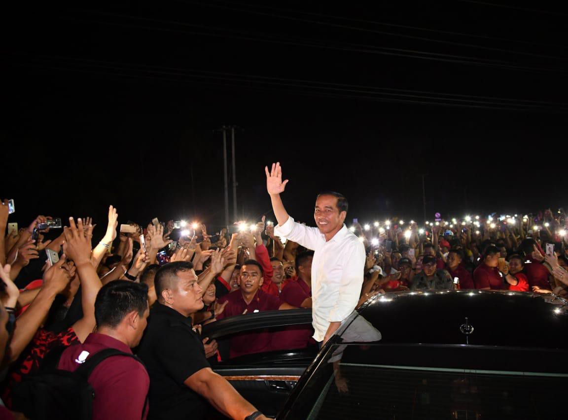 Antuasias-Bertemu-Presiden-Masyarakat-Manado-Cegat-Mobil-Kepresidenan-di-Jalan-doc.cegat-ivoox.id_