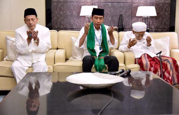 Habib-Lutfi-dan-Mbah-Moen-Berikan-Sesuatu-ke-Jokowi-doc.berikan-ivoox.id_