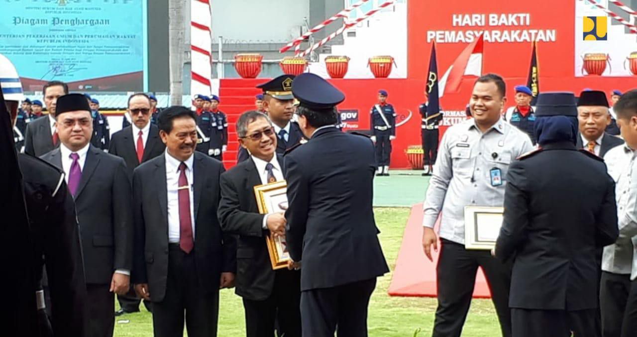 Kementerian-PUPR-Menerima-Penghargaan-dari-Kemenkum-HAM-doc.pupr-ivoox.id_