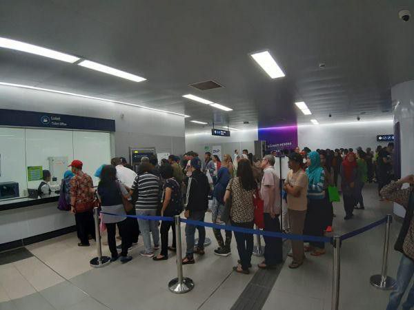 MRT-Resmi-Beroperasi-Antrean-Penumpang-di-Loket-Tiket-Mengular-doc.MRT-ivoox.id_