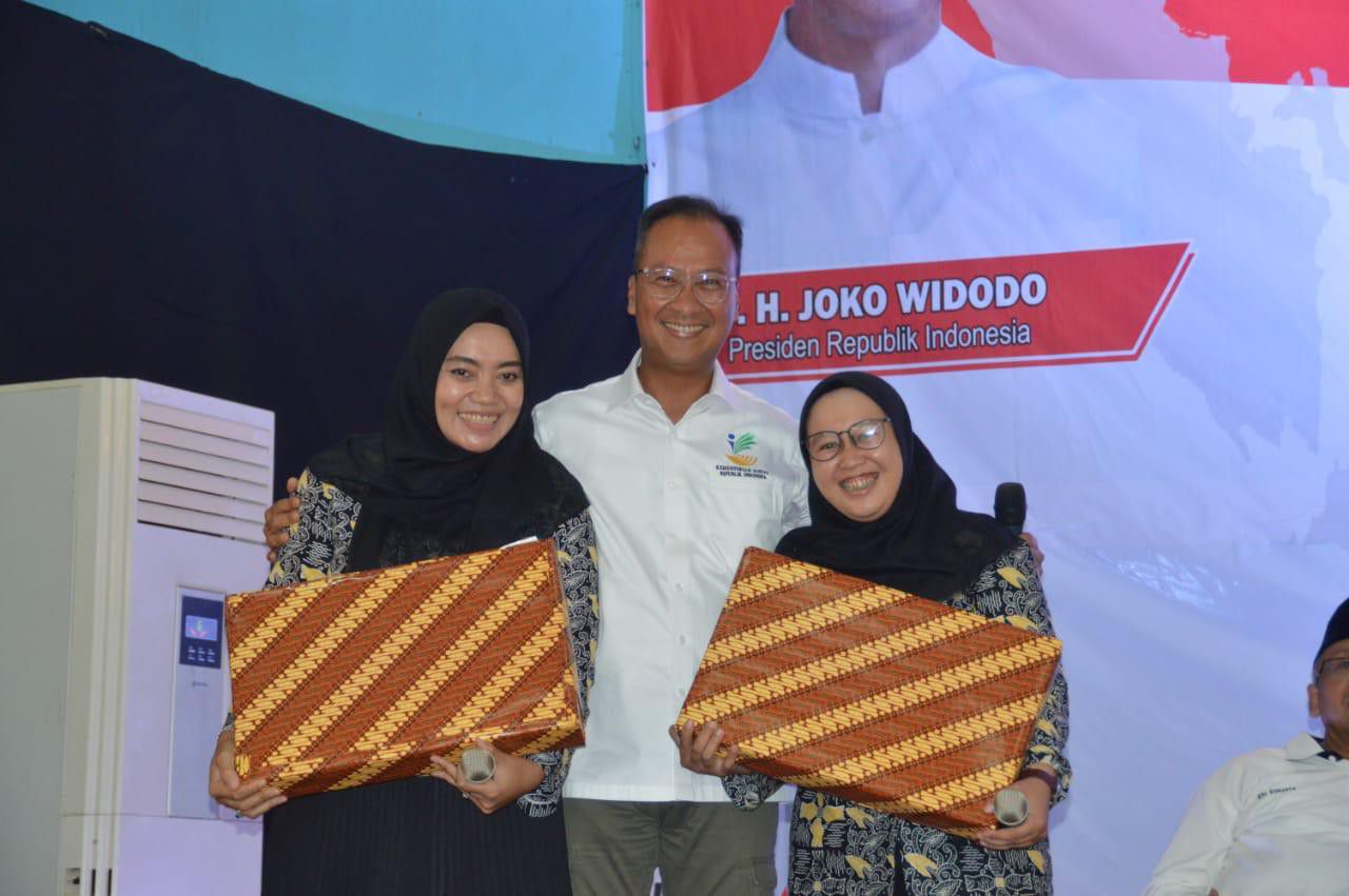Mensos-Agus-Menyalurkan-Bansos-di-Kabupaten-Bogor-doc.Mensos-ivoox.id_