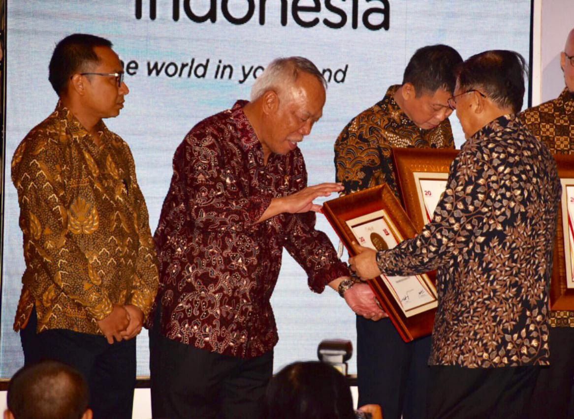 Menteri-Basuki-Menerima-Penghargaan-Tokoh-Infrastruktur-Merah-Putih-doc.KemenPUPR-ivoox.id_