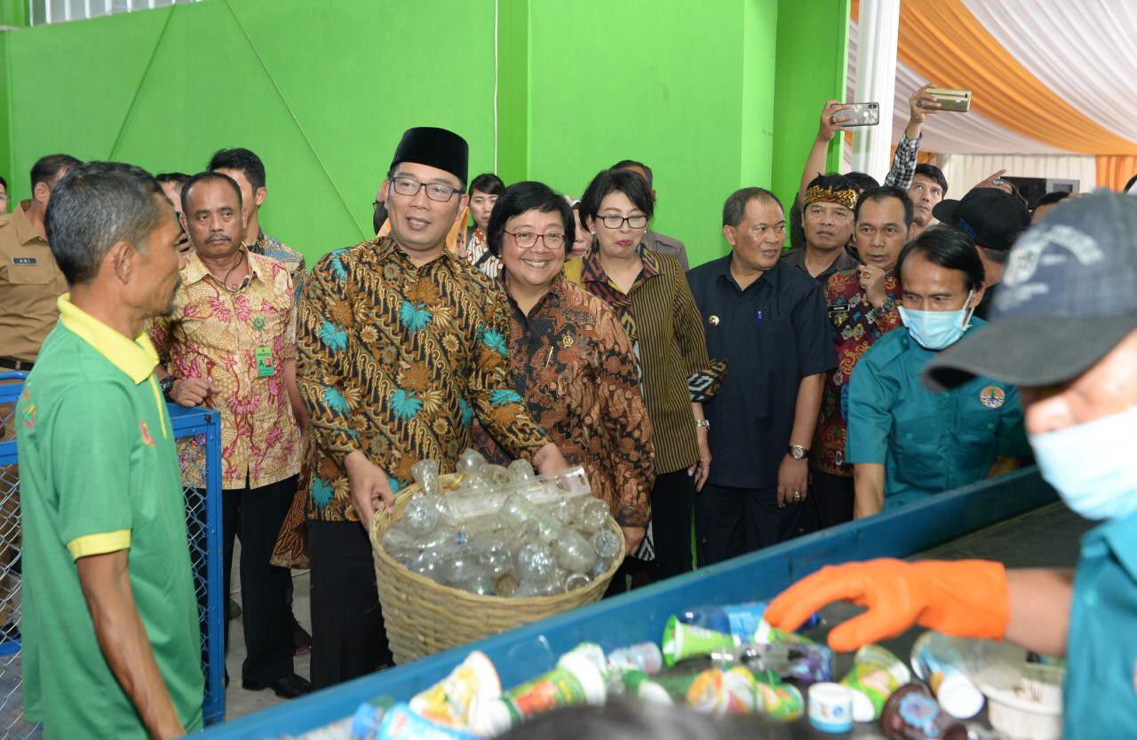 Menteri-LHK-Resmikan-Fasilitas-Pengelolaan-Sampah-di-6-KabupatenKota-DAS-Citarum-doc.MenLHK-ivoox.id_