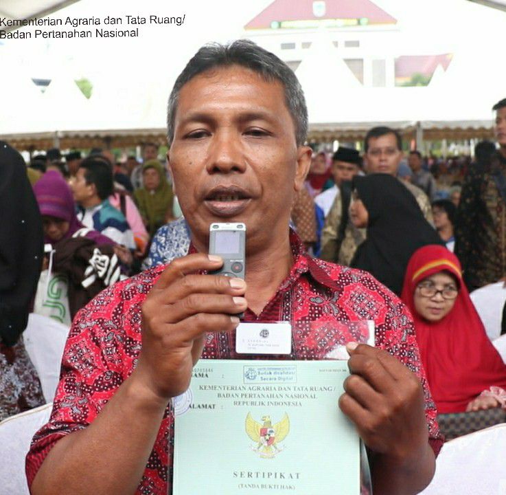 Pengemudi-Ojek-Online-di-Batam-mendapat-sertipikat-Program-PTSL-doc.sertifikat-ivoox.id_