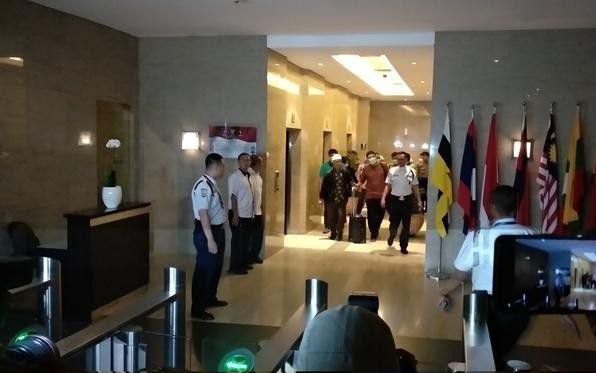 Penyidik-KPK-Bawa-Keluar-Dua-Koper-Usai-Geledah-Kantor-Menteri-Perdagangan-doc.kpk-ivoox.id_