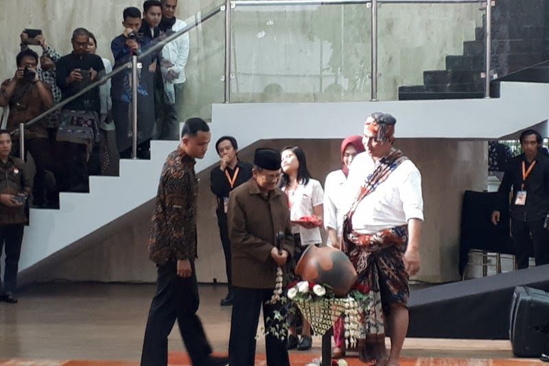 Pertama-Kali-Gelar-Festival-Wastra-Nusantara-Dibuka-Presiden-Ke-3-BJ.-Habibie-doc.BJHabibie-ivoox.id_
