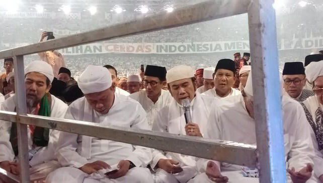 Prabowo-Sandiaga-Salat-Subuh-Berjemaah-di-GBK-doc.solat-ivoox.id_