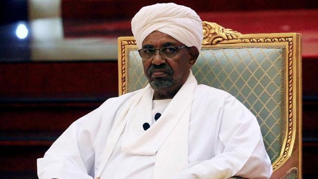 Presiden-Sudan-yang-baru-saja-digulingkan-melalui-kudeta-militer-Omar-al-Bashir-dilaporkan-sudah-ditransfer-ke-penjara-di-Khartoum-pada-Rabu-174.-ReutersMohamed-Nureldin-Abdallah