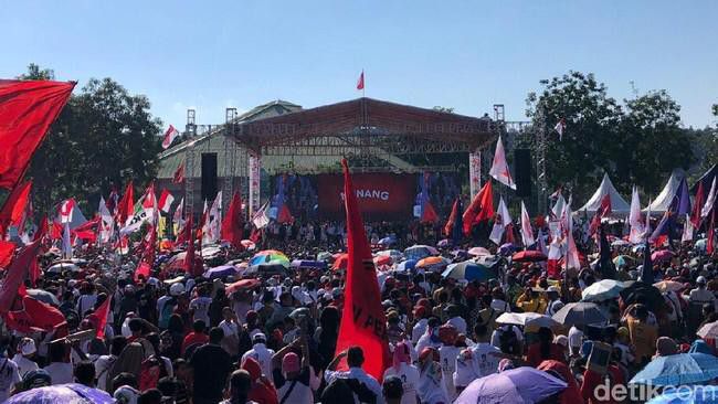 Sambut-Jokowi-Kampanye-di-Batam-Pendukung-Membeludak-di-Jalan-doc.Jokowi-ivoox.id_