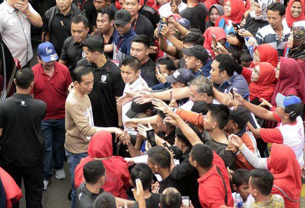 Tanpa-Sarung-Tangan-Jokowi-Rasakan-Salaman-dengan-Pendukungnya-doc.rasakan-ivoox.id_