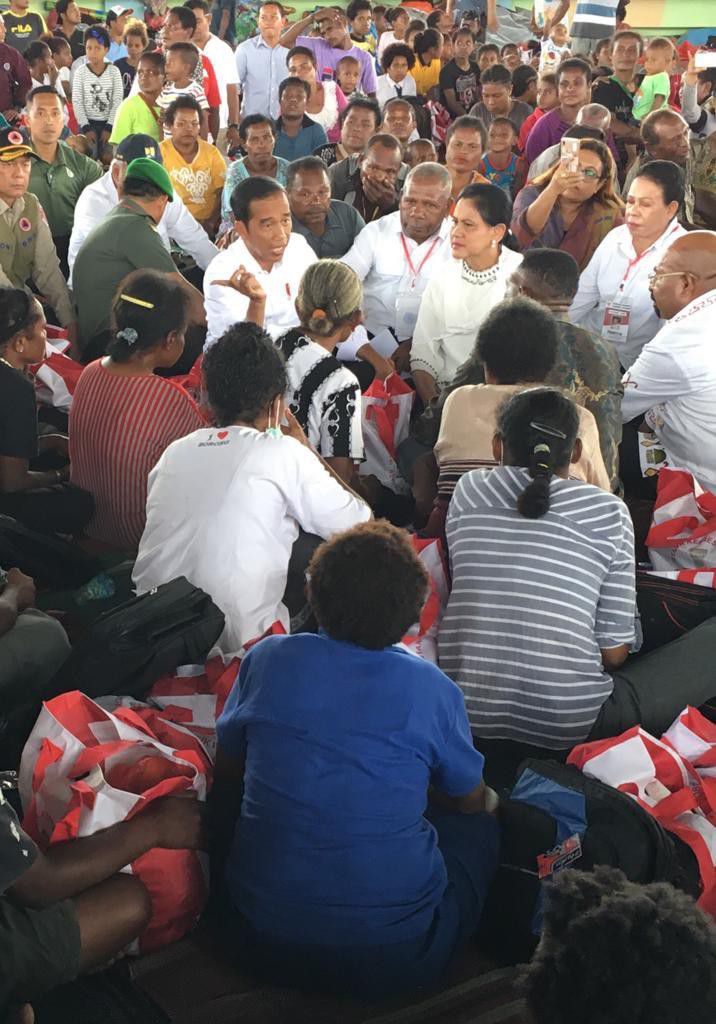 Tiba-di-Papua-Presiden-Kunjungi-Korban-Banjir-doc.Jokowi-ivoox.id_