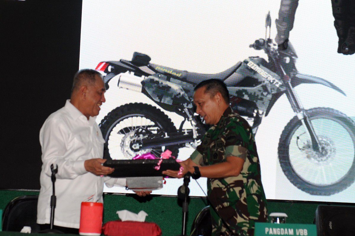 Untuk-Mendukung-Pelaksanaan-Tugas-Prajurit-di-Kodam-IBukit-Barisan-Menhan-Berikan-Bantuan-25-Sepeda-Motor-Trail-doc.Menhan-ivoox.id_