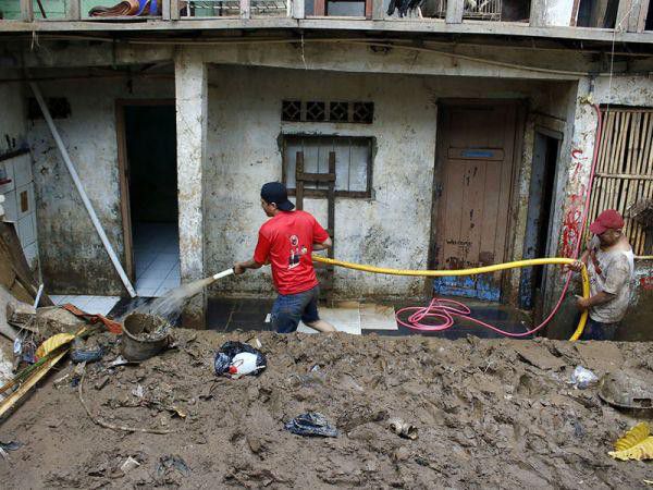 Warga-Jakarta-Siska-Ayu-Sudah-Lama-Enggak-Banjir-di-sini.-Semalam-Kaget-Lihat-Air-Banjir-Sudah-Sampai-Depan-Rumah-Pukul-22.00-doc.Banjir-ivoox.id_
