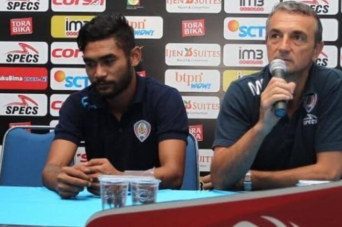 milomir selsija (kanan)- Arema