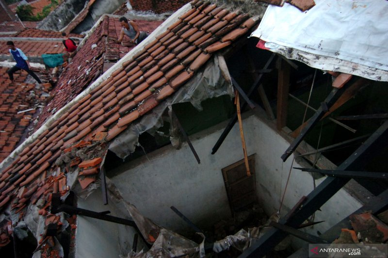 rumah roboh