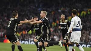 Donny van de Beek (tengah)