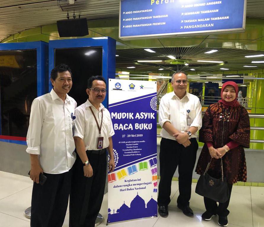 Kemendikbud-Bagikan-Buku-Bacaan-Gratis-Kepada-Para-Pemudik-doc.kemendikbud-ivoox.id_