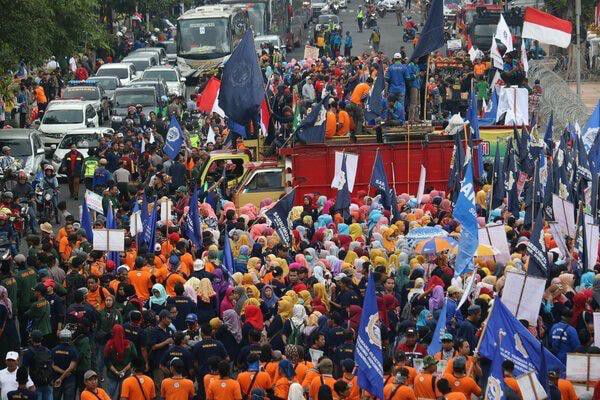 May-Day-Buruh-Potong-Nasi-Tumpeng-di-Depan-Grahadi-doc.buruh-ivoox.id_