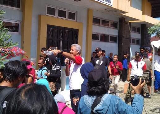 May-Day-Di-Purwokerto-Gubernur-Ganjar-Ajak-Pungut-Sampah-hingga-Bagi-bagi-Hadiah-doc.purwokerto-ivoox.id_