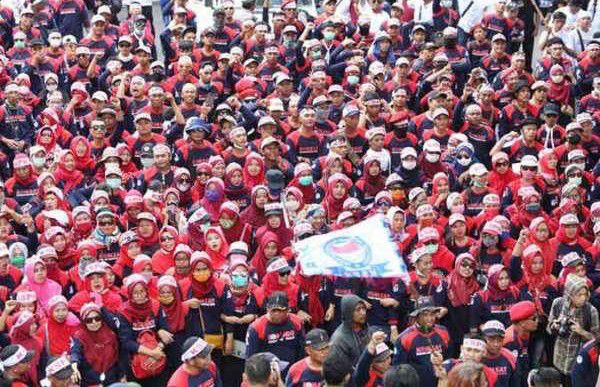 May-Day-Saling-Dorong-Buruh-dan-Polisi-di-Jalan-Sudirman-doc.saling-dorong-ivoox.id_